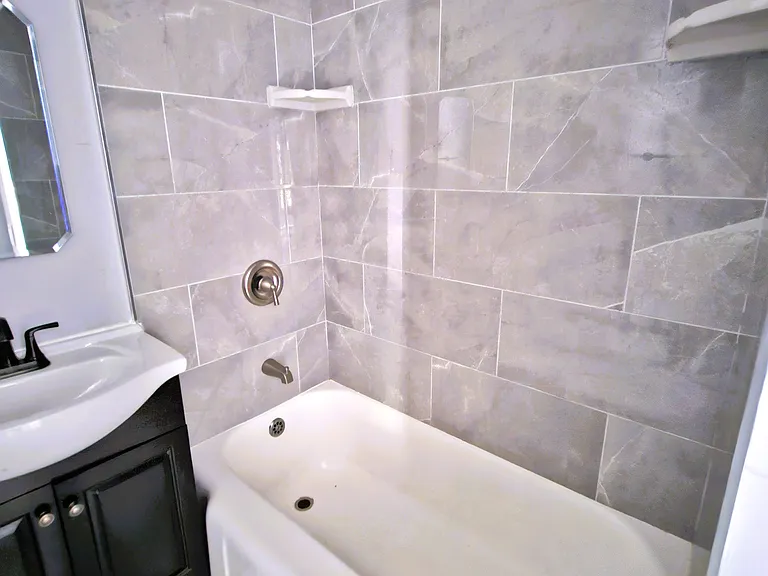 2115-2123 W Farragut Ave Apartments — Photo 15