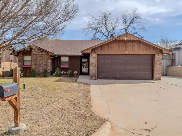 1302 Redstone Dr, Clinton, OK 73601