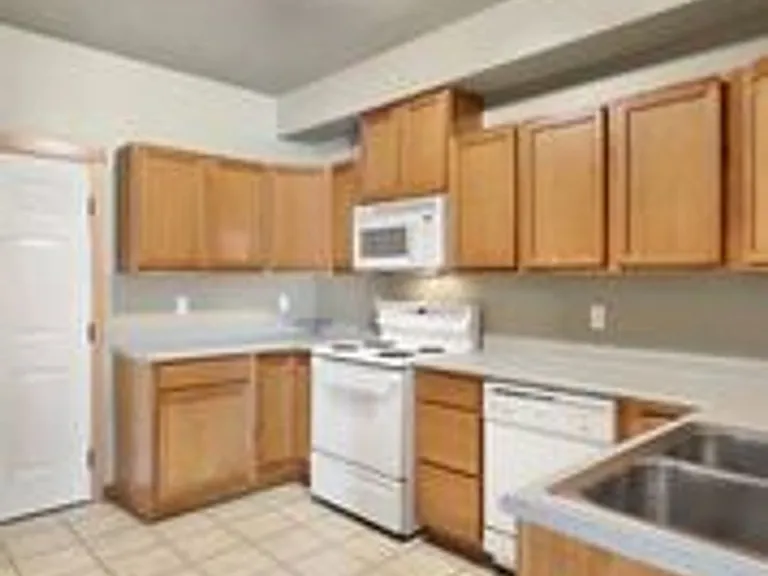 245 32nd St — Photo 2