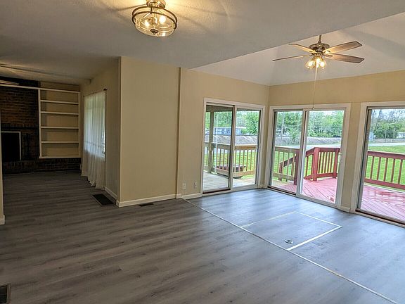 4th image of 243 S Grand Ave