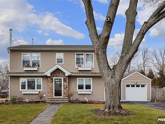 3rd image of 181 Allen St