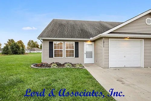 1013 NW Willow Dr Photo 1