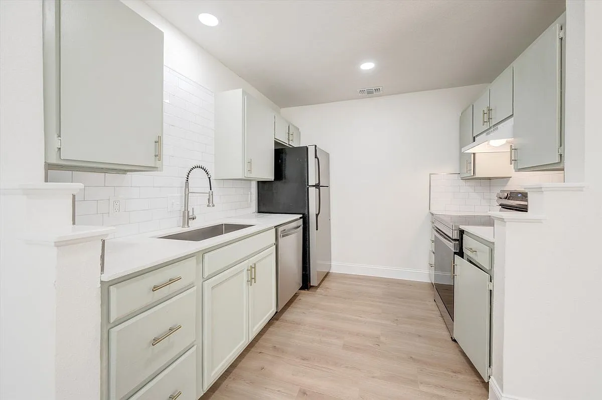 2 bed, 1.5 bath, 906 sqft, $1,350 — Photo 4