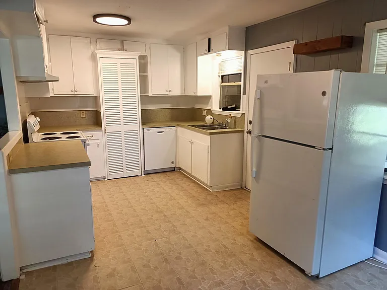 340 West Dr — Photo 5