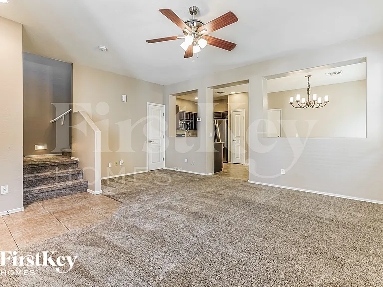 127 E Catclaw St — Photo 3