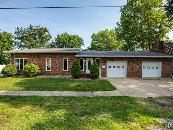725 W Mill St, Staunton, IL 62088