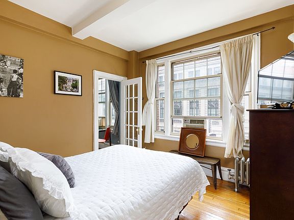 4th image of 170 W 74th St APT 807