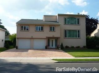 747 Park Ln, Valley Stream, NY 11581