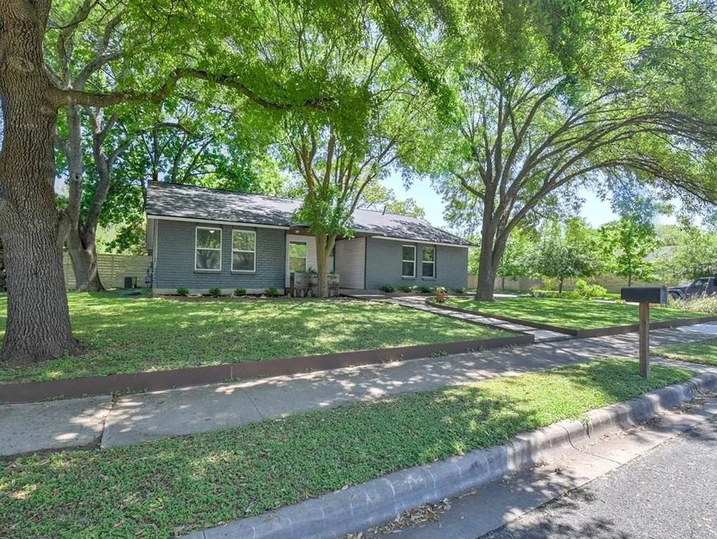 Unique Redesign - South Austin 3/2 - Big Private Yard - Garage- Great Neighborhood - Close to Eve... — Photo 2