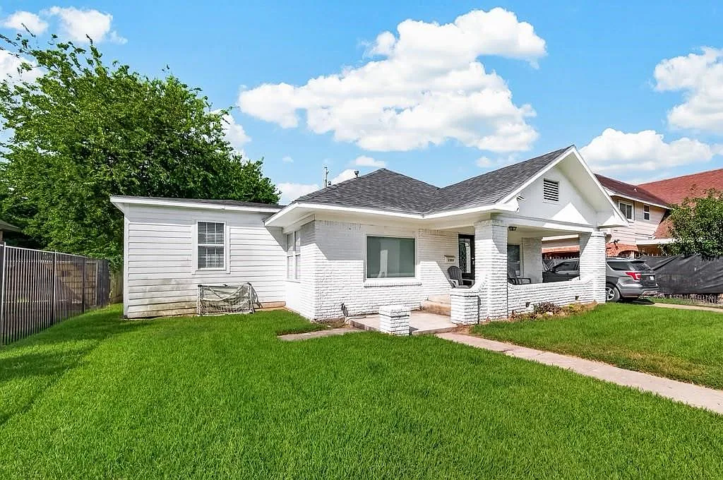 4 bed, 3.0 bath, 2221 sqft, $3,000 — Photo 1