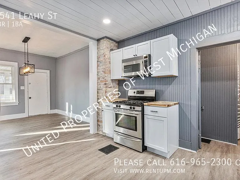 1541 Leahy St — Photo 13