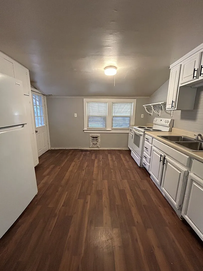 Nice 2 bedroom 1 bath Home with carport. — Photo 3