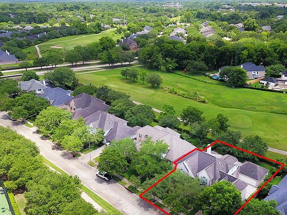 This red-line photo shows the incredible location of this beautiful home. It sits on a quiet cul-de-sac street with the golf course behind the home and the community amenities just across the street.