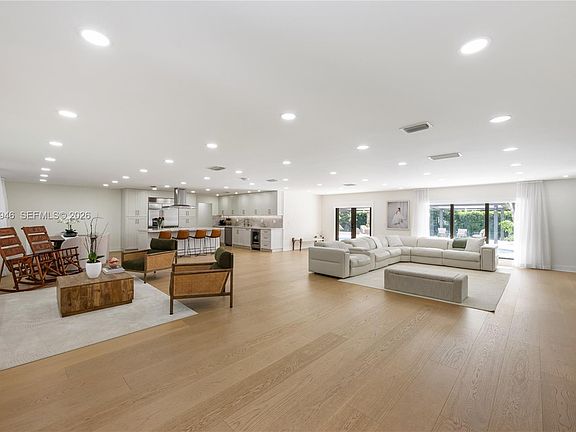 2nd image of 15110 N Saxon Cir