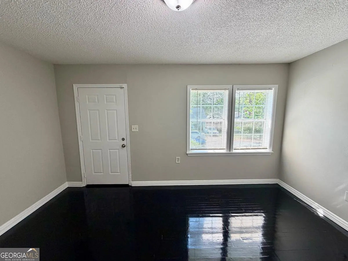 2 bed, 1.0 bath, 676 sqft, $1,095 — Photo 1