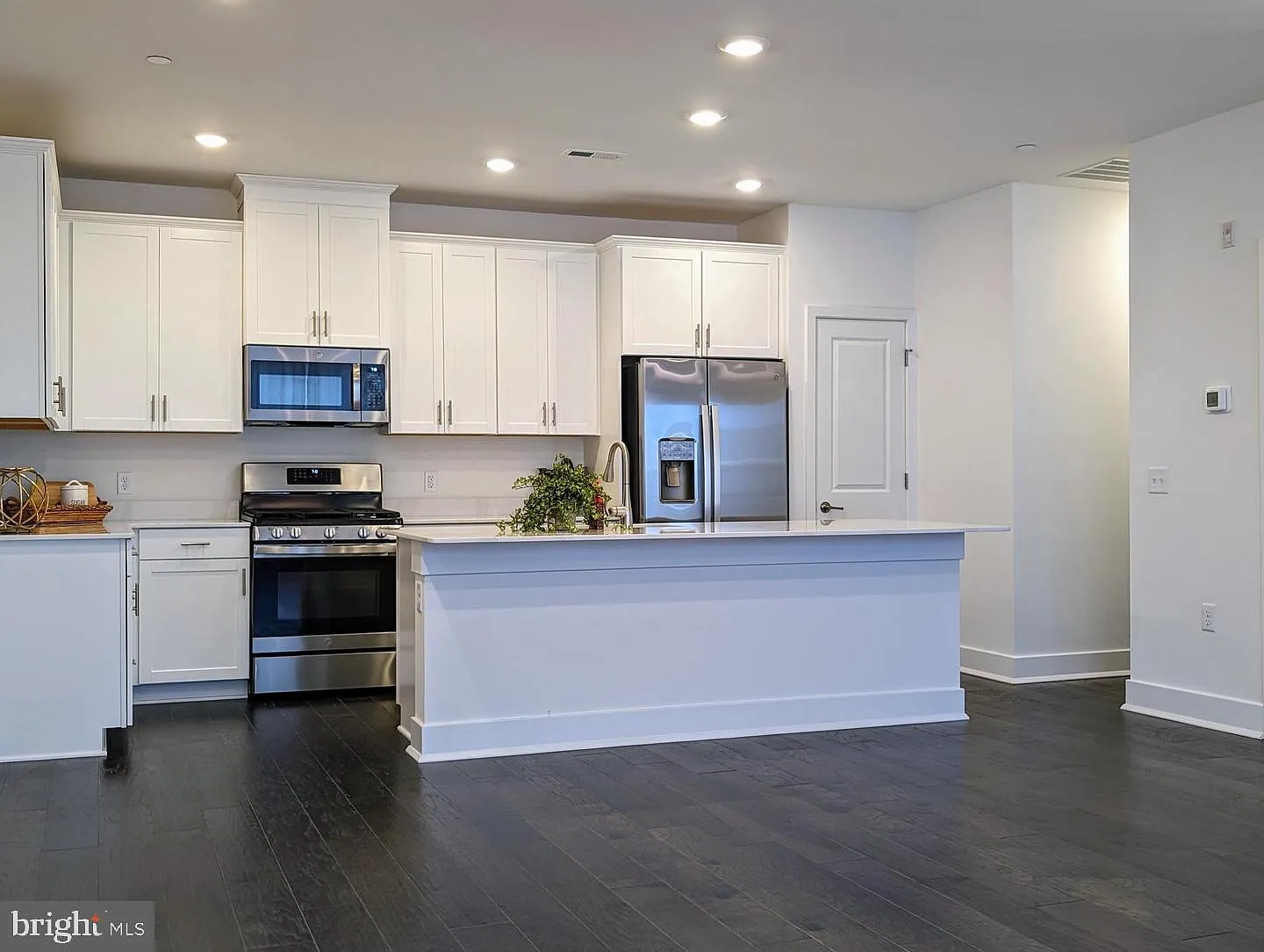 3 bed, 2.5 bath, 2192 sqft, $3,400 — Photo 4