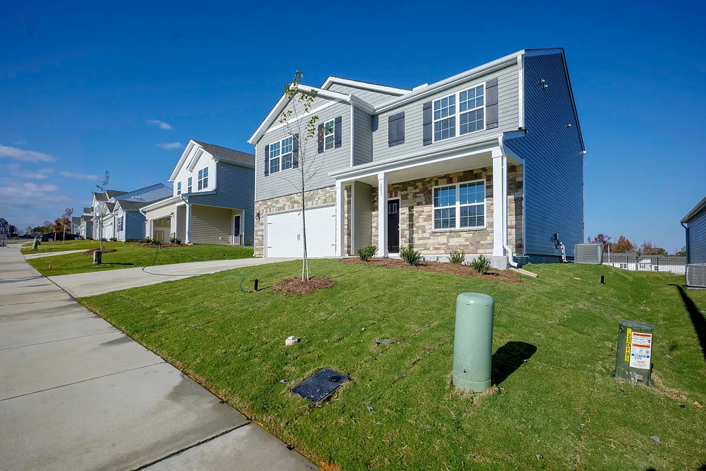 5 bed, 2511 sqft, $2,400 — Photo 2
