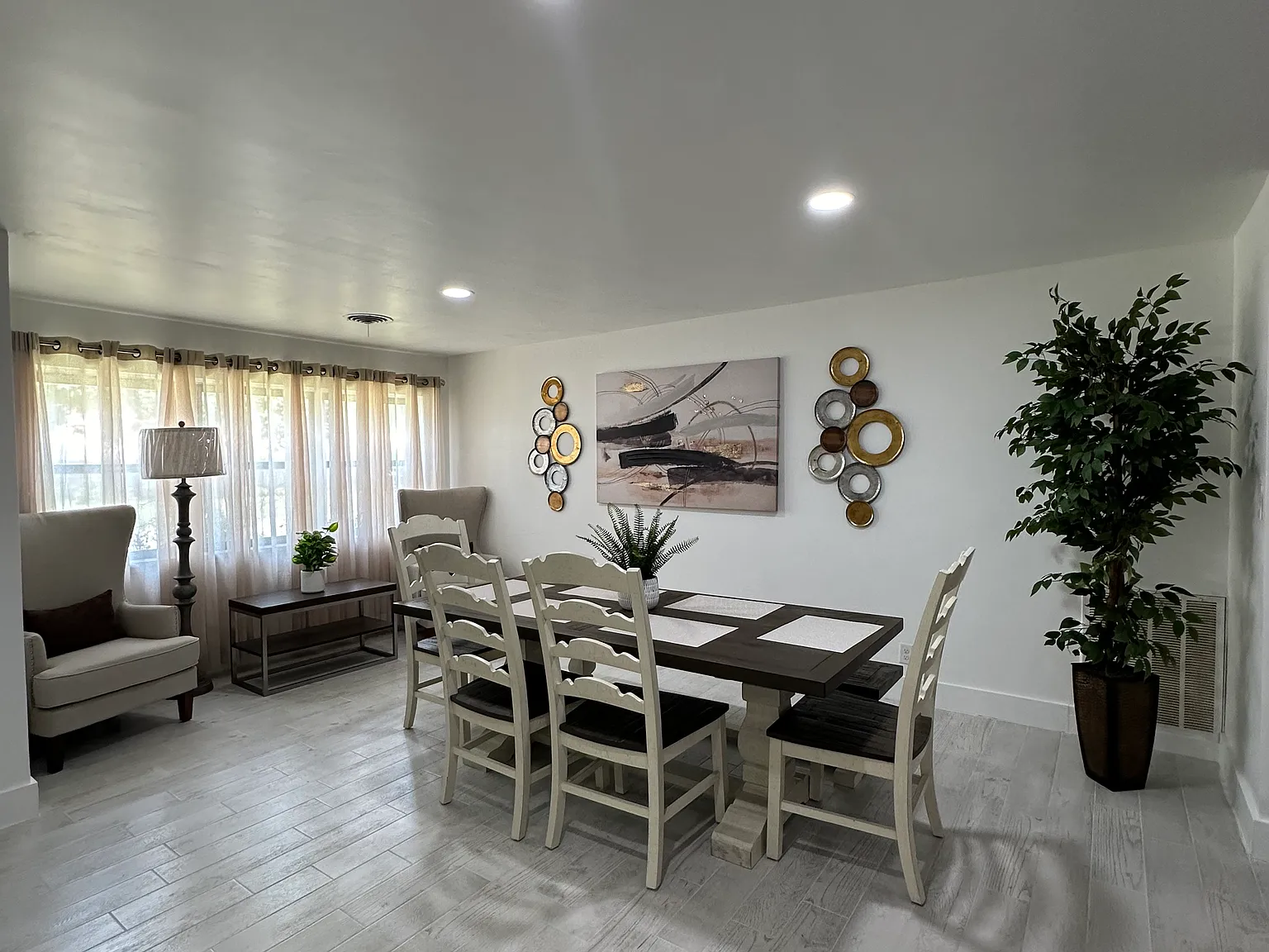 4 bed, 2417 sqft, $2,500 — Photo 2