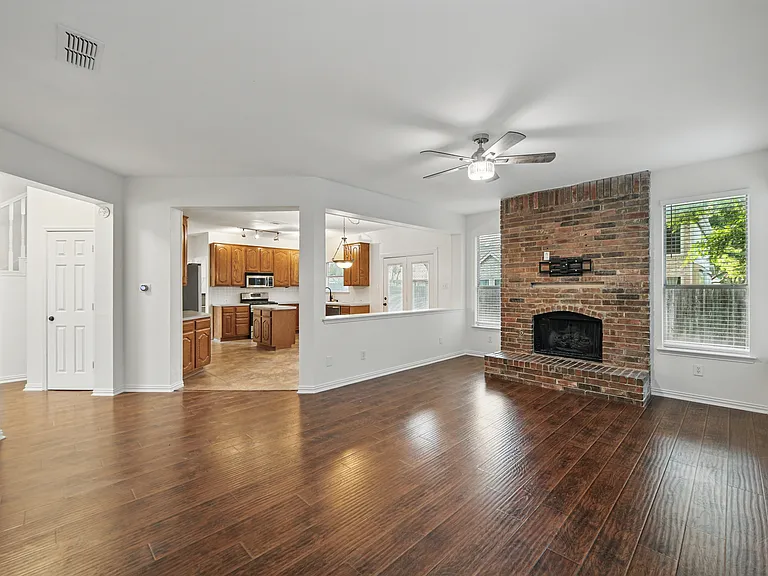 916 Sugarberry Ln — Photo 12