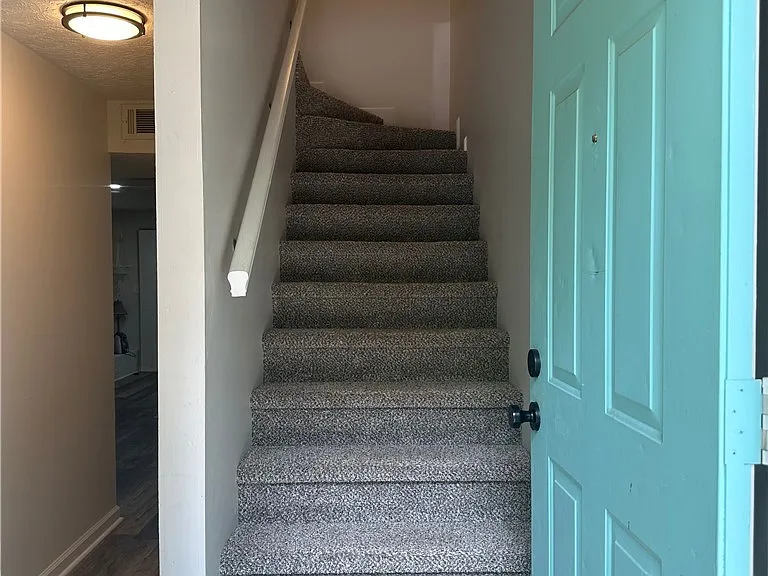 121 Sleepy Creek Dr — Photo 2