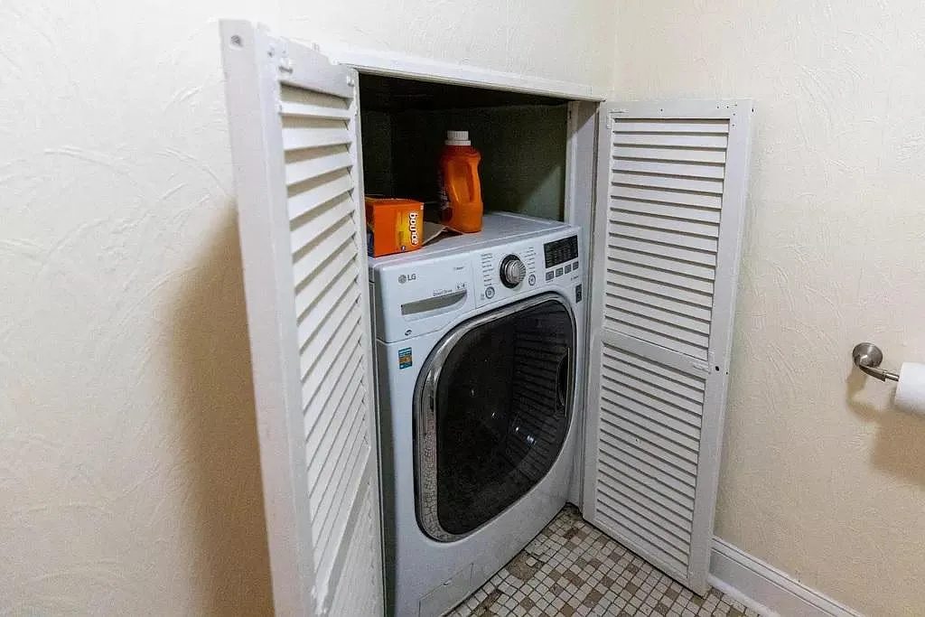 3 bed, 2500 sqft, $1,000 — Photo 2
