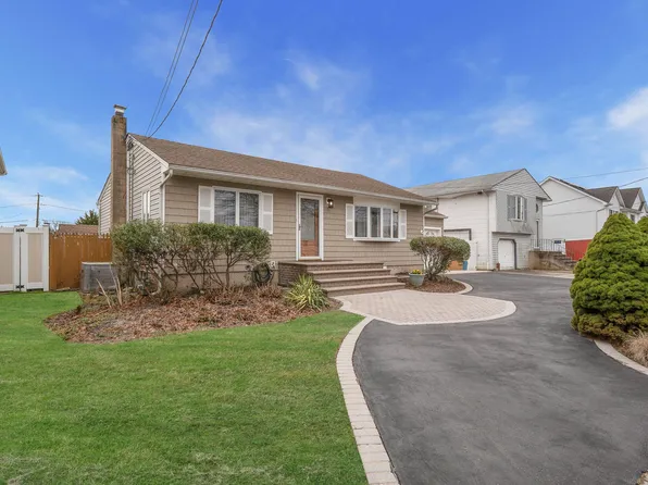 18 9th Street, Ronkonkoma, NY 11779