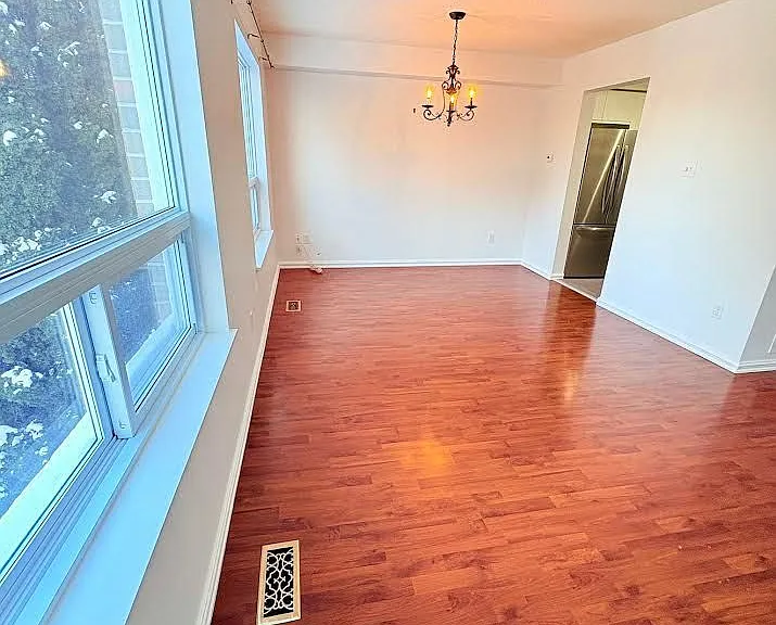 607 Gibney Cres — Photo 10
