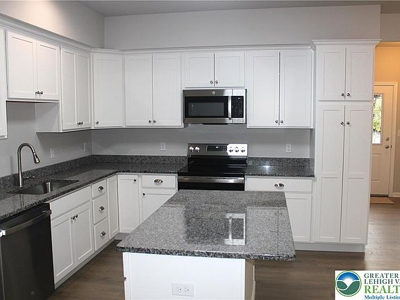 4th image of 82 Hess Ave