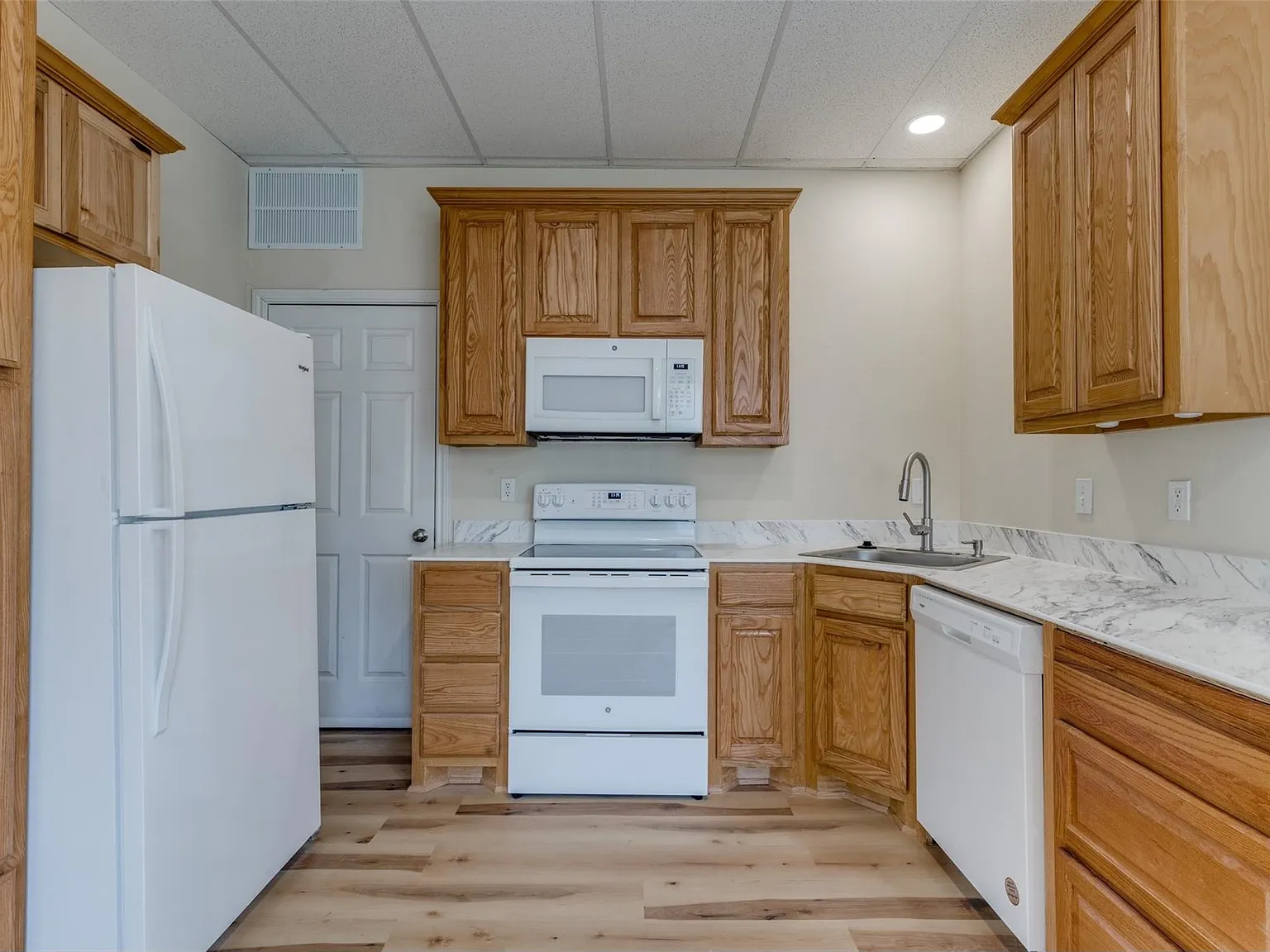 2 bed, 1000 sqft, $1,375 — Photo 4