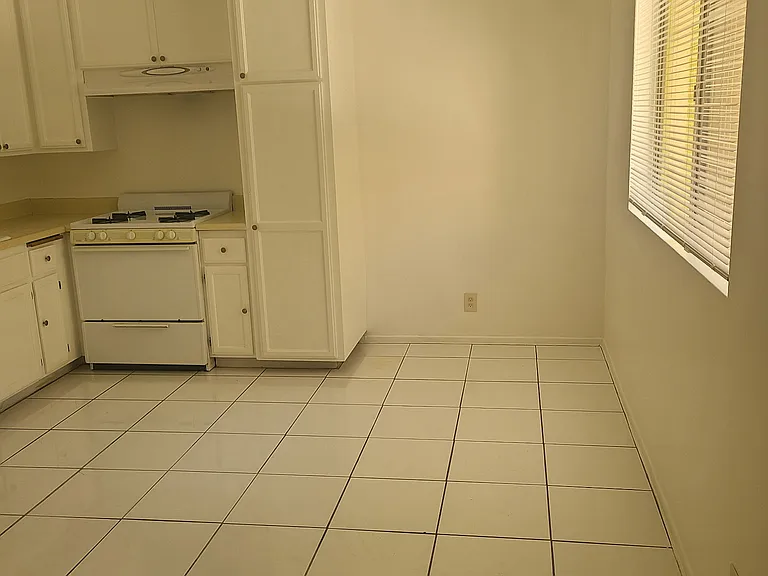 643 Hill St #B — Photo 10