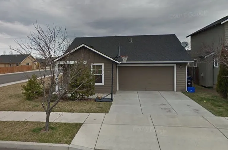3243 SW Juniper Ave — Photo 1