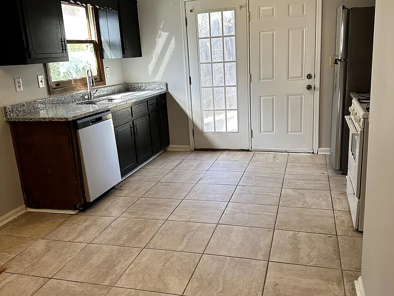 417 Patrick Henry Ct #1 — Photo 4