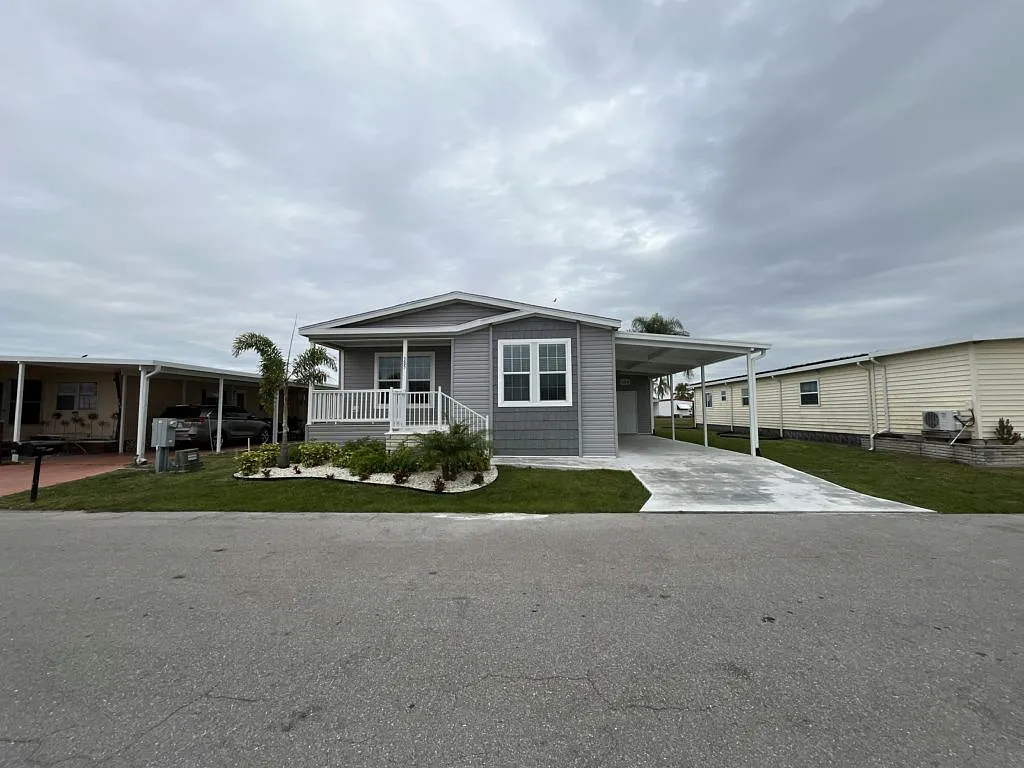 3 bed, 2.0 bath, 1356 sqft, $1,549 — Photo 1