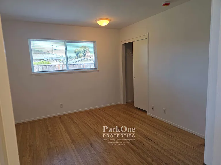 915 Notre Dame Ave — Photo 13