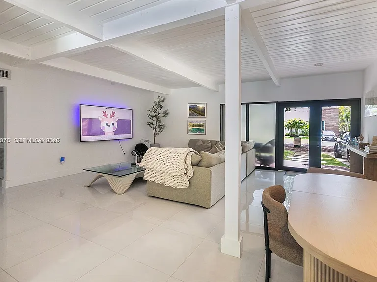 1955 Alamanda Dr — Photo 2