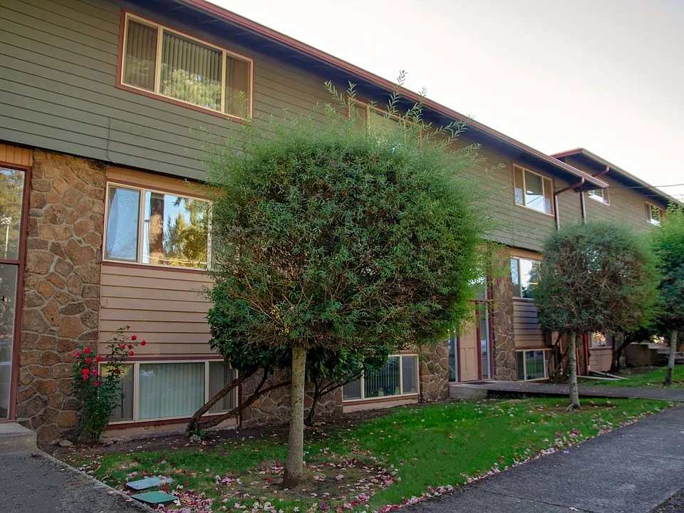 1102-1138 E 1st Ave
