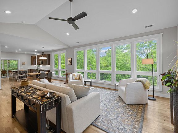 4th image of 329 Fiori Hill Dr N