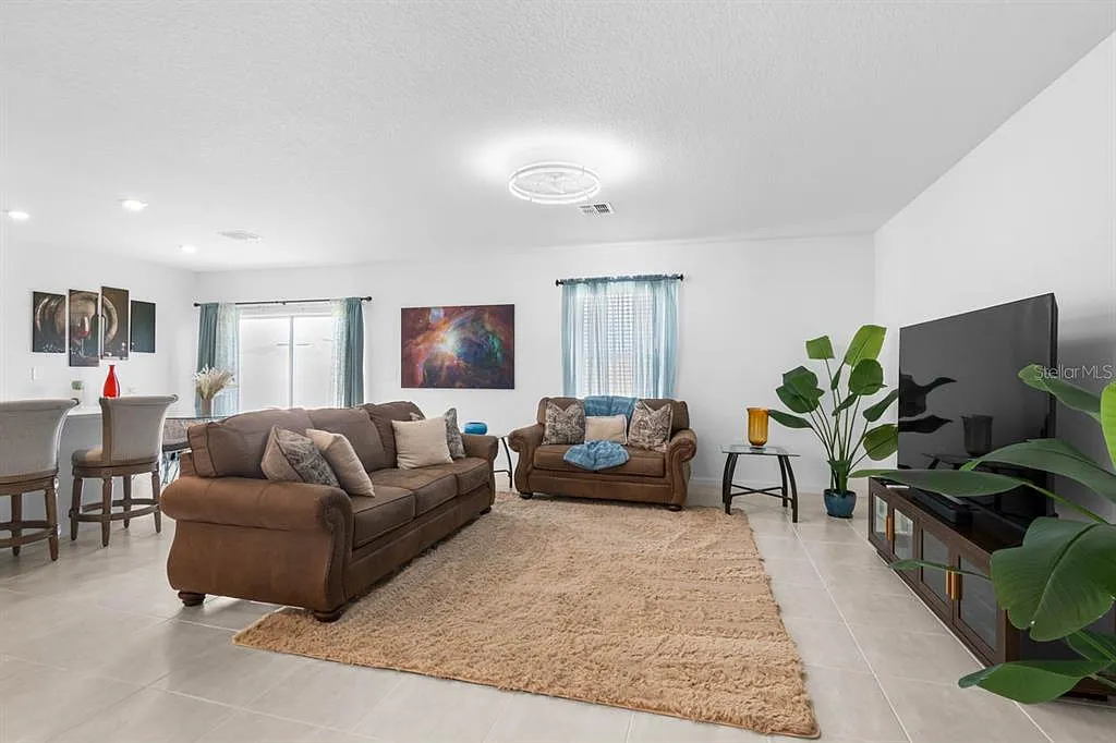 3 bed, 2.5 bath, 1853 sqft, $2,600 — Photo 3