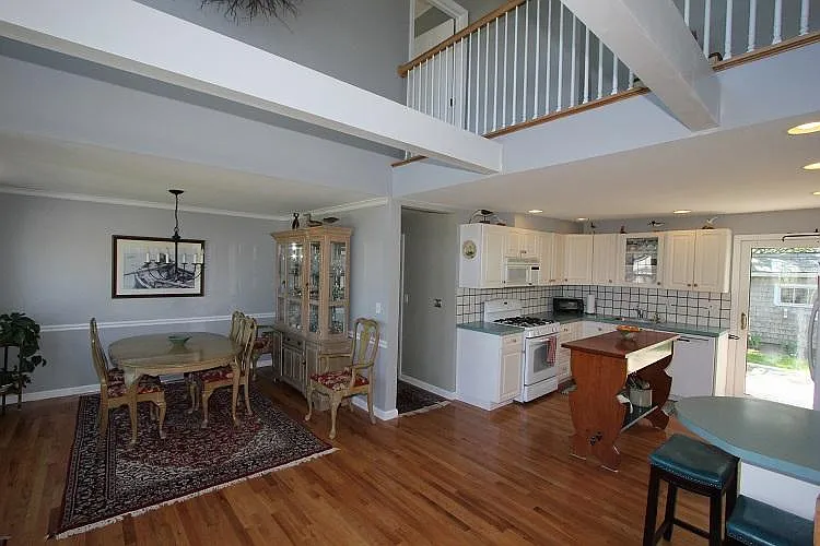 36 Wood Ave — Photo 6