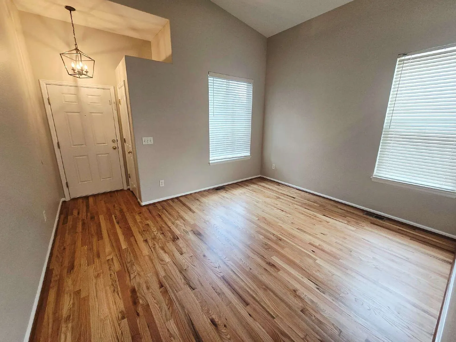3 bed, 2.5 bath, 1300 sqft, $2,700 — Photo 3