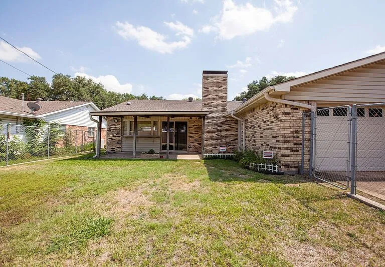 921 Mossvine Dr — Photo 3