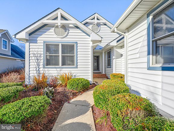 4th image of 33854 Waterside Dr #22