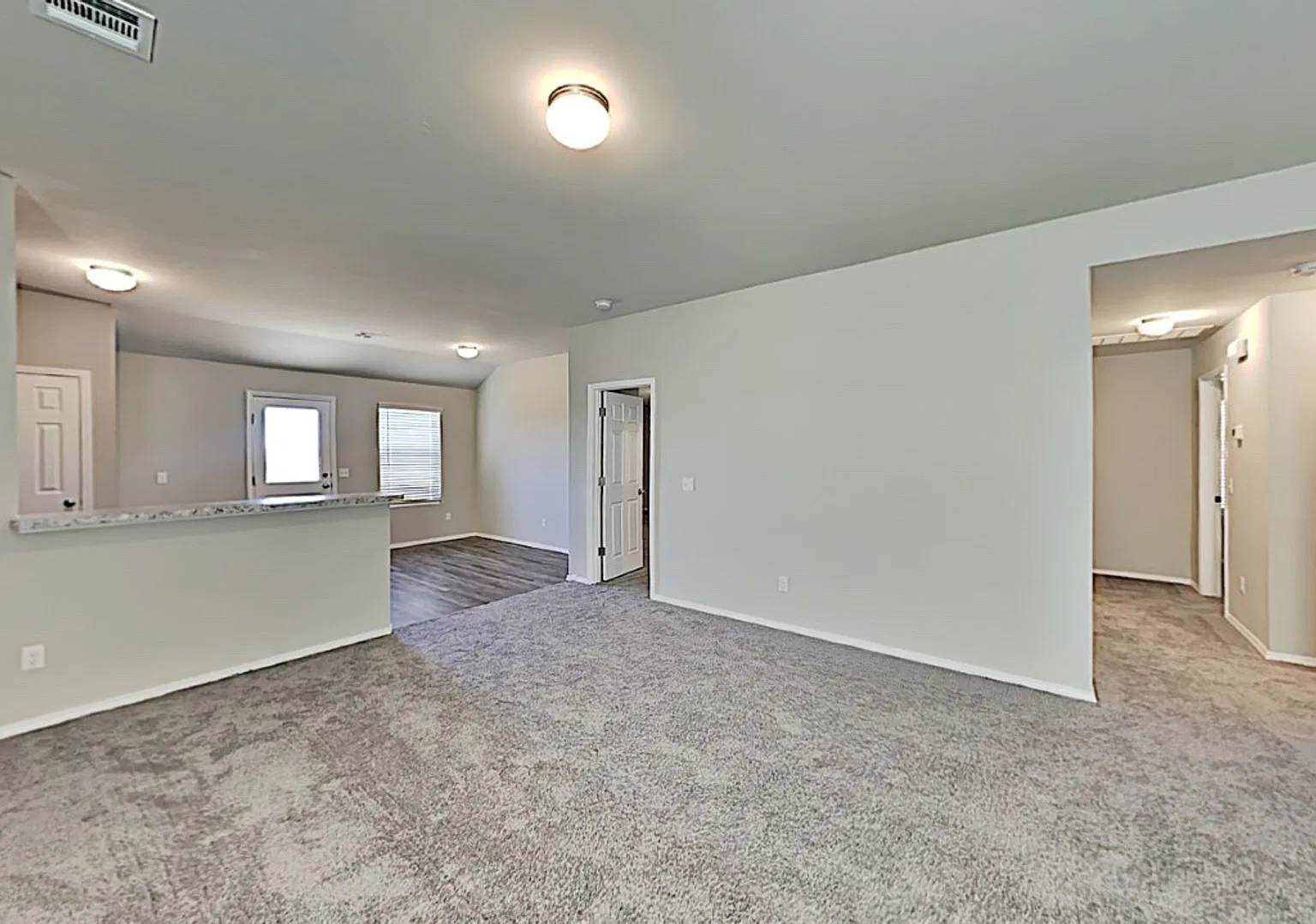Very Nice 3 Bedroom 2 Bath Home in Mustang Schools — Photo 4
