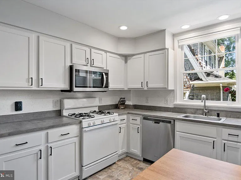 158 Lafayette Rd — Photo 17