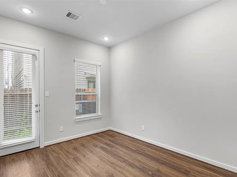 604 Thornton Oaks Ln #B — Photo 5