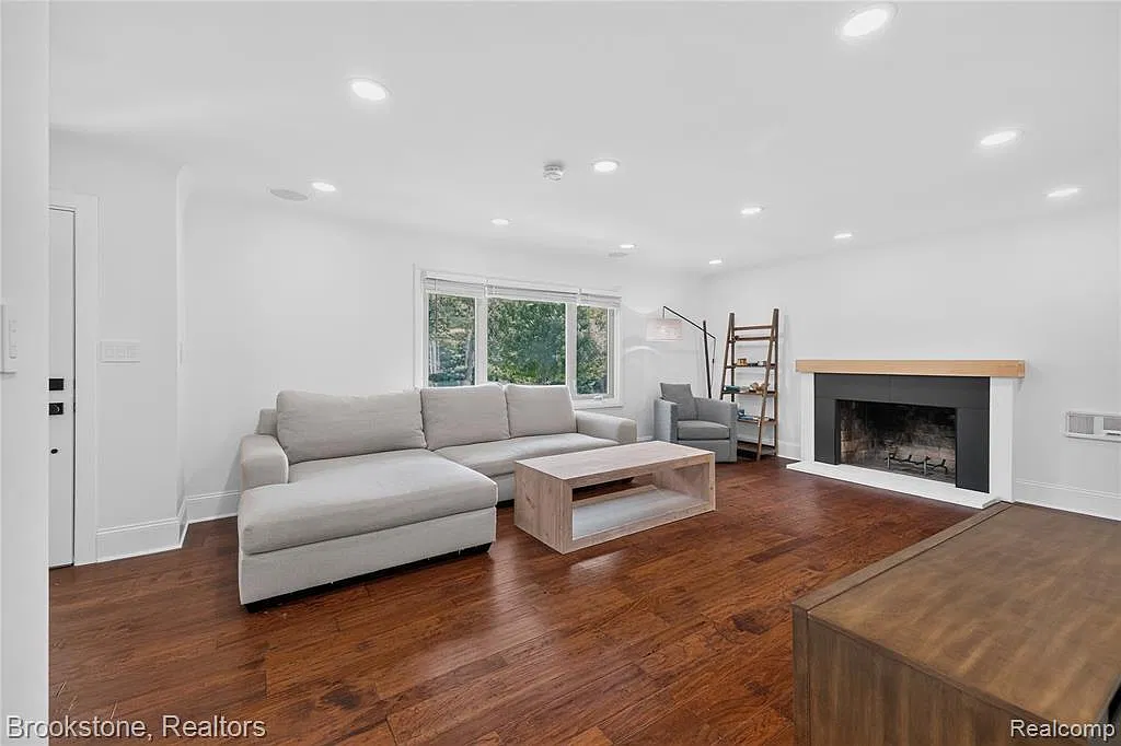 4 bed, 2.5 bath, 2350 sqft, $2,900 — Photo 4