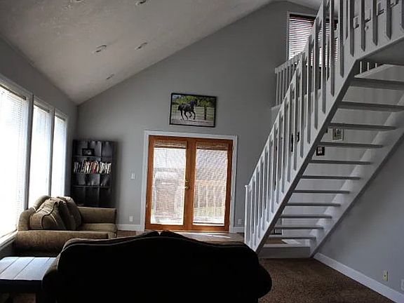 4th image of 15 Michelle Dr