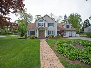 51 Woodbine Rd, Roslyn Heights, NY 11577