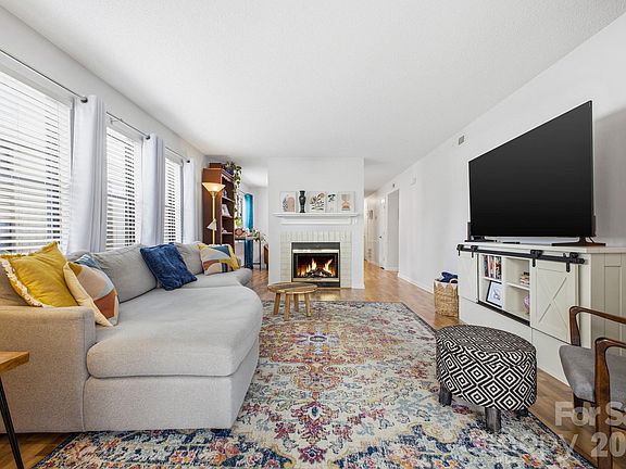 4th image of 2305 Abbey Cir
