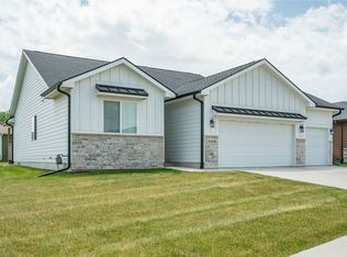 9068 Hayden Dr, West Des Moines, IA 50266
